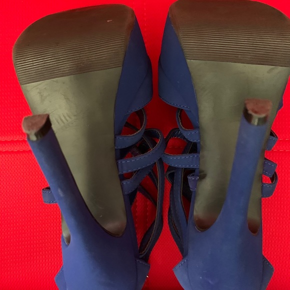 Heels - Picture 3 of 3